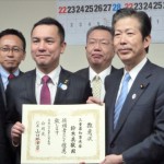 鈴木英敬知事へ次期三重県知事選挙の推薦状、衆議院議員中川康洋