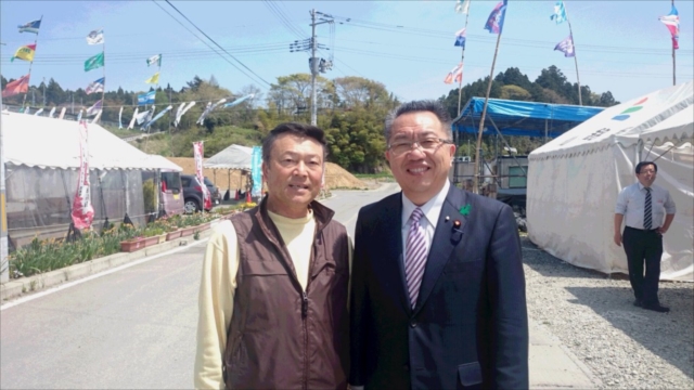 南三陸町観光協会の鴻巣修治理事と衆議院議員中川康洋