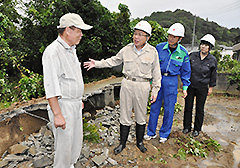 三重・鳥羽市で床上浸水の家屋などを調査する中川康洋衆議院議員