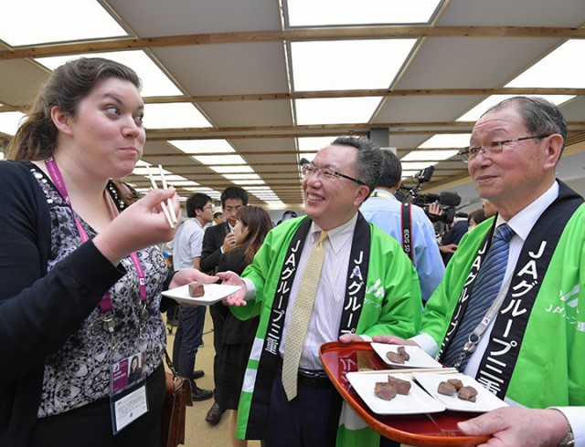 松阪牛を振る舞う（右から）JA全中の奥野会長と中川氏＝26日　三重・伊勢市